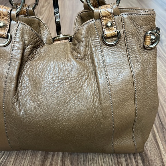 A224 - π― % authentic Gucci shoulder bag - Picture 9 of 16